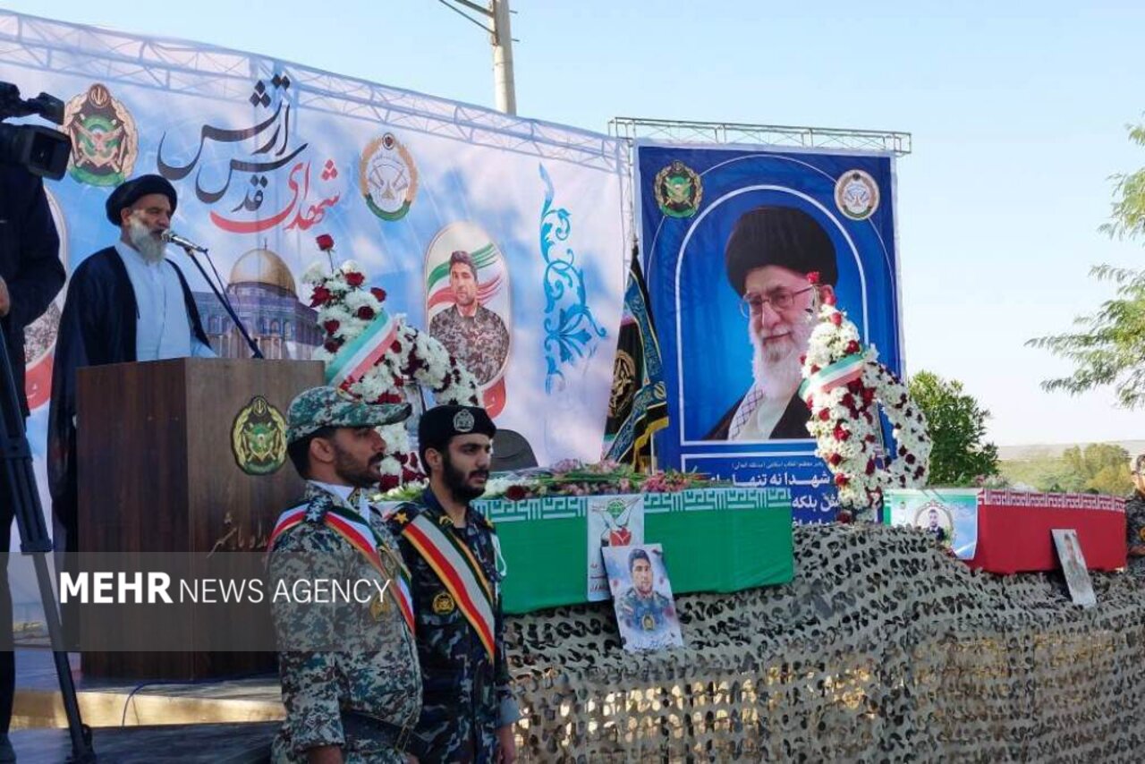 شعر خوانی دختر شهید جهاندیده در مراسم تشییع پدرش