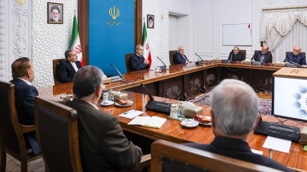 دکتر پزشکیان در نشست مشورتی در حوزه سیاست خارجی: برای توسعه کشور و سامان دادن امر داخلی، باید روابط خارجی را نیز سامان دهیم