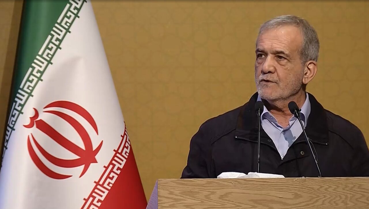 مسعود پزشکیان در وزارت ورزش و جوانان حاضر شد