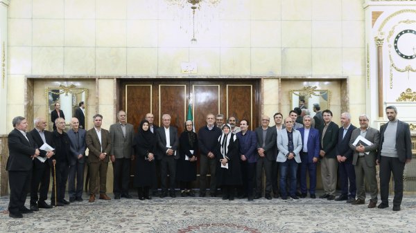 پزشکیان در دیدار جمعی از اساتید جامعه‌شناسی: همچنان معتقدم بدون رسیدن به وفاق نمی‌شود در جامعه تغییر ایجاد کرد