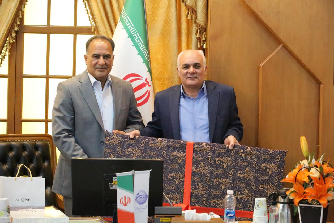 به گزارش تیترنا: در مراسمی همزمان با بازنشستگی قاسم ساکی معاون سابق تولید و رئیس مجتمع پتروشیمی شازند از وی بابت شکست‌های متعدد رکورد تولید و ثبت آمارهای بی‌سابقه برای تولید محصولات پتروشیمی به عنوان «مرد تولید استان مرکزی» تقدیر شد.