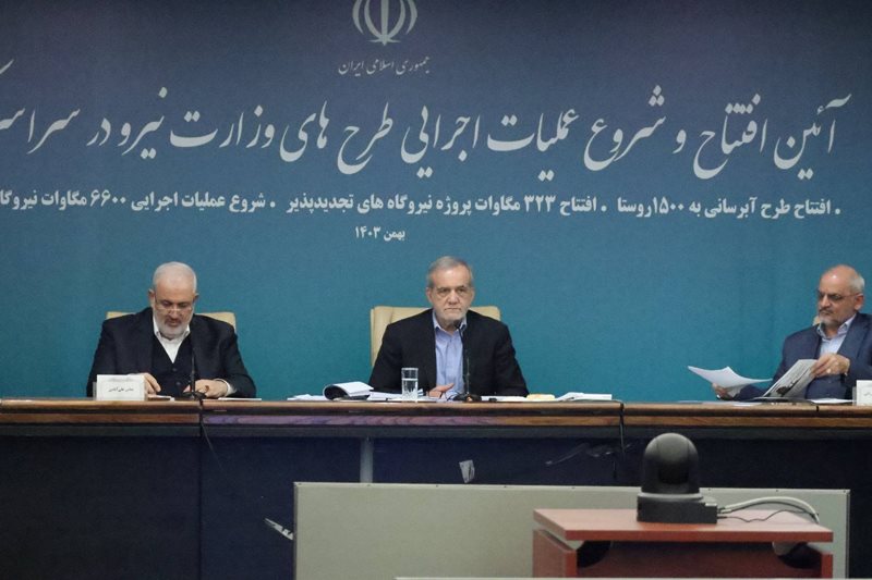 به گزارش تیترنا: رئیس جمهور با حضور در حوزه ستادی وزارت نیرو در جریان آخرین دستاوردهای وزارت نیرو در تامین آب و برق پایدار کشور قرار گرفت.