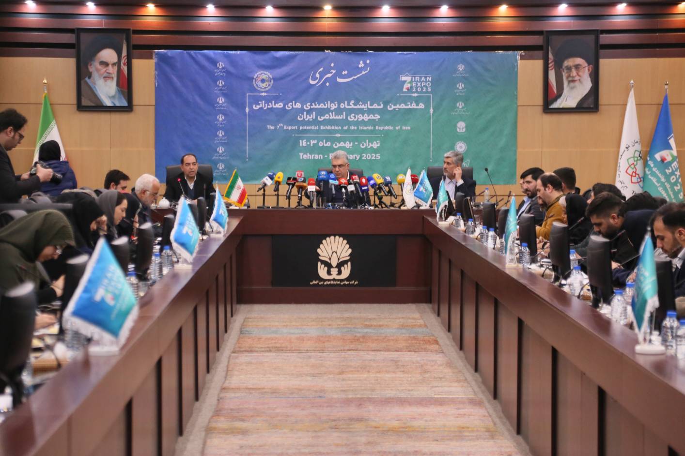 به گزارش تیترنا به نقل از روابط عمومی سازمان توسعه تجارت ایران، محمدعلی دهقان دهنوی در نشست خبری بامحوریت هفتمین نمایشگاه توانمندی‌های صادراتی ایران (ایران اکسپو) که ۸ تا ۱۲ اردیبهشت ۱۴۰۴ برگزار خواهد شد، اظهار کرد: نمایشگاه ایران اکسپو نشان‌دهنده توانمندی‌های کشور است و تلاش داریم در این نمایشگاه به بازدیدکنندگان نشان دهیم که شرکت‌های ایرانی چه توانمندی‌هایی برای صادرات کالا به دیگر کشورها دارند و از این طریق صادرات را افزایش دهیم.
