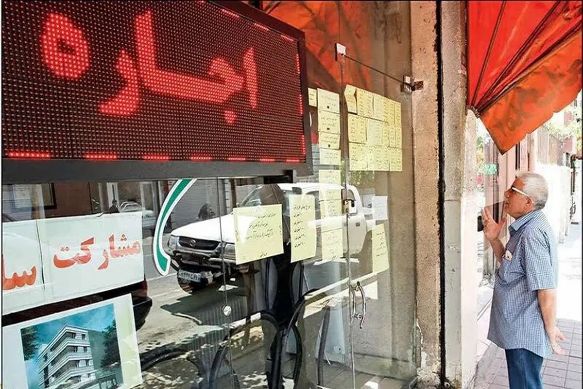 به گزارش تیترنا: بازار اجاره در اغلب کشورها با قوانین شفاف و سختگیرانه‌ای مراقبت می‌شود و در ایران نیز سال‌هاست که نیاز به ساماندهی این بازار در مراجع مختلف احساس شده و زیرساخت‌هایی نیز برای رفع این نیاز فراهم آمده است؛ اما در حوزه اجرا، همچنان ساماندهی و قانونمند کردن بازار اجاره در نقطه کور سیاستگذاران قرار گرفته و همین مسئله، اغلب سیاست‌های حمایت از مستأجران را عقیم کرده است.