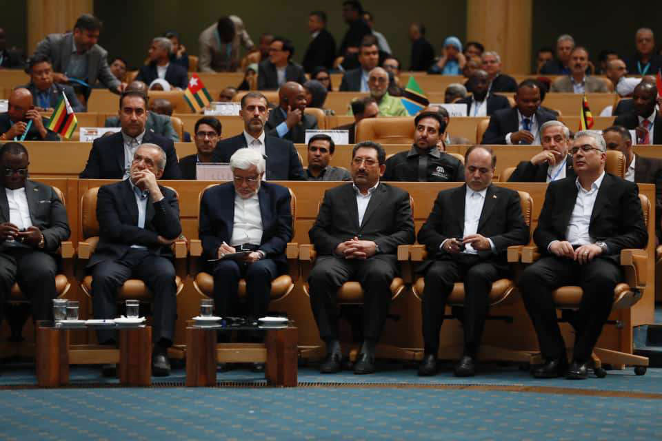 به گزارش  تیترنا: رئیس کل سازمان توسعه تجارت ایران با بیان این مطلب در سومین اجلاس همکاری‌های ایران و آفریقا ضمن ابراز همدردی با خانواده‌های داغدار حادثه بندر شهید رجایی، گفت: بنده نیز به سهم خودم بابت این حادثه تلخ عرض تسلیت دارم و برای مجروحان این حادثه آرزوی سلامتی می‌کنم.