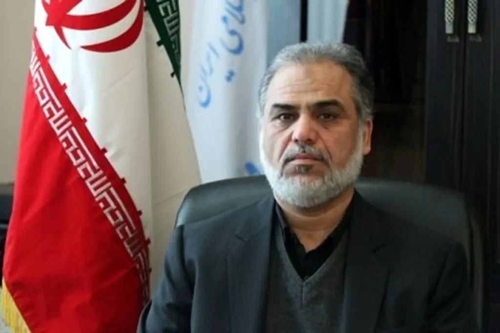 به گزارش تیترنا به نقل از رازپول: حالا ممکن است برخی نمایندگان مجلس در روز رای گیری ارتباط تعارض منافع و درب گردان در بیمه مرکزی را مبنایی برای طرح سوال از وزیر پیشنهادی قرار دهند که چگونه می‌شود که فردی که تا دیروز در هیات عامل بیمه مرکزی کد استخدامی گرفته و یک شبه بر صندلی نهاد نظارتی دولتی نشست، حالا به عنوان مدیرعامل، راهی یکی از بزرگترین شرکت‌های خصوصی بیمه‌ای کشور می‌شود؟ چگونه ممکن است سرپرست هوشمند و با سابقه‌ای همچون اکرمی، از رئیس کل بیمه مرکزی در خصوص چگونگی تائید صلاحیت وی پرسش نکرده باشد؟