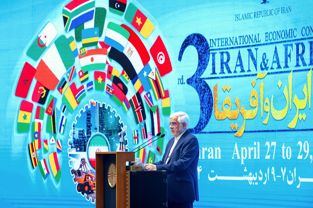 به گزارش تیترنا: معاون اول رئیس جمهور و رئیس ستاد آفریقا در سومین اجلاس همکاری‌های ایران و آفریقا با یادآوری حادثه ناگوار بندر شهید رجایی و از دست رفتن جمعی از هموطنان عزیز کشورمان، گفت: از خداوند متعال برای همه مصدومان شفای عاجل و برای خانواده از دست رفتگان، صبر جمیل خواستاریم.