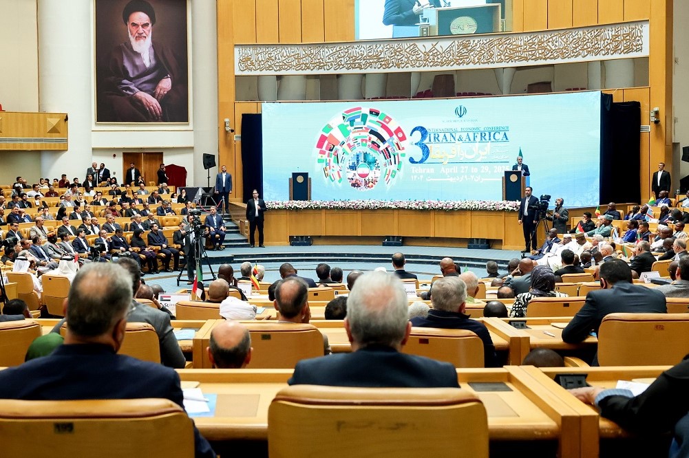 به گزارش تیترنا: سرپرست اداره کل آفریقای سازمان توسعه تجارت در سومین اجلاس همکاری‌های ایران و آفریقا که در محل سالن اجلاس سران در حال برگزاری است با بیان این مطلب گفت: توسعه تجارت با حوزه آفریقا به‌طور ویژه در دستور کار دولت چهاردهم قرار گرفته اگرچه دولت‌های گذشته نیز تلاش‌های قابل توجهی در این زمینه انجام داده‌اند.