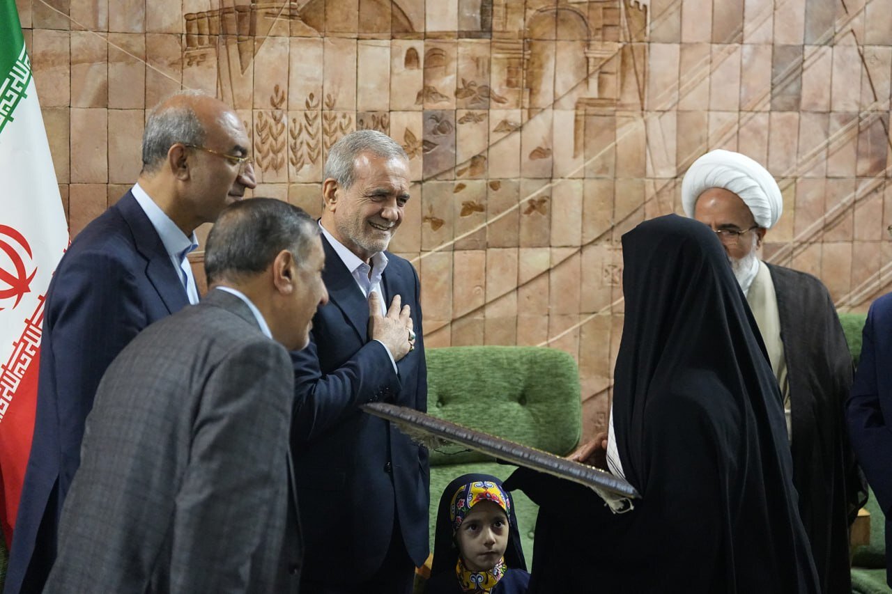 رئیس‌جمهور در دیدار با نخبگان از بانوی مقاوم کرمانشاهی تجلیل کرد