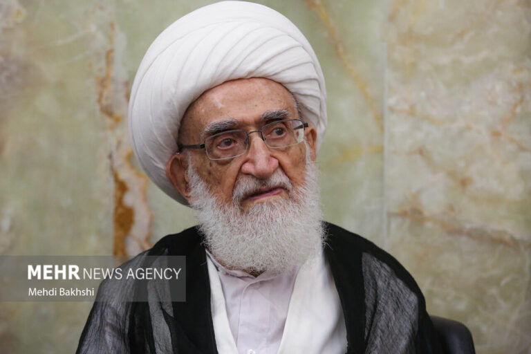 هرگونه تعرض به رهبر امت اسلامی با واکنش سخت و کوبنده مواجه خواهد شد