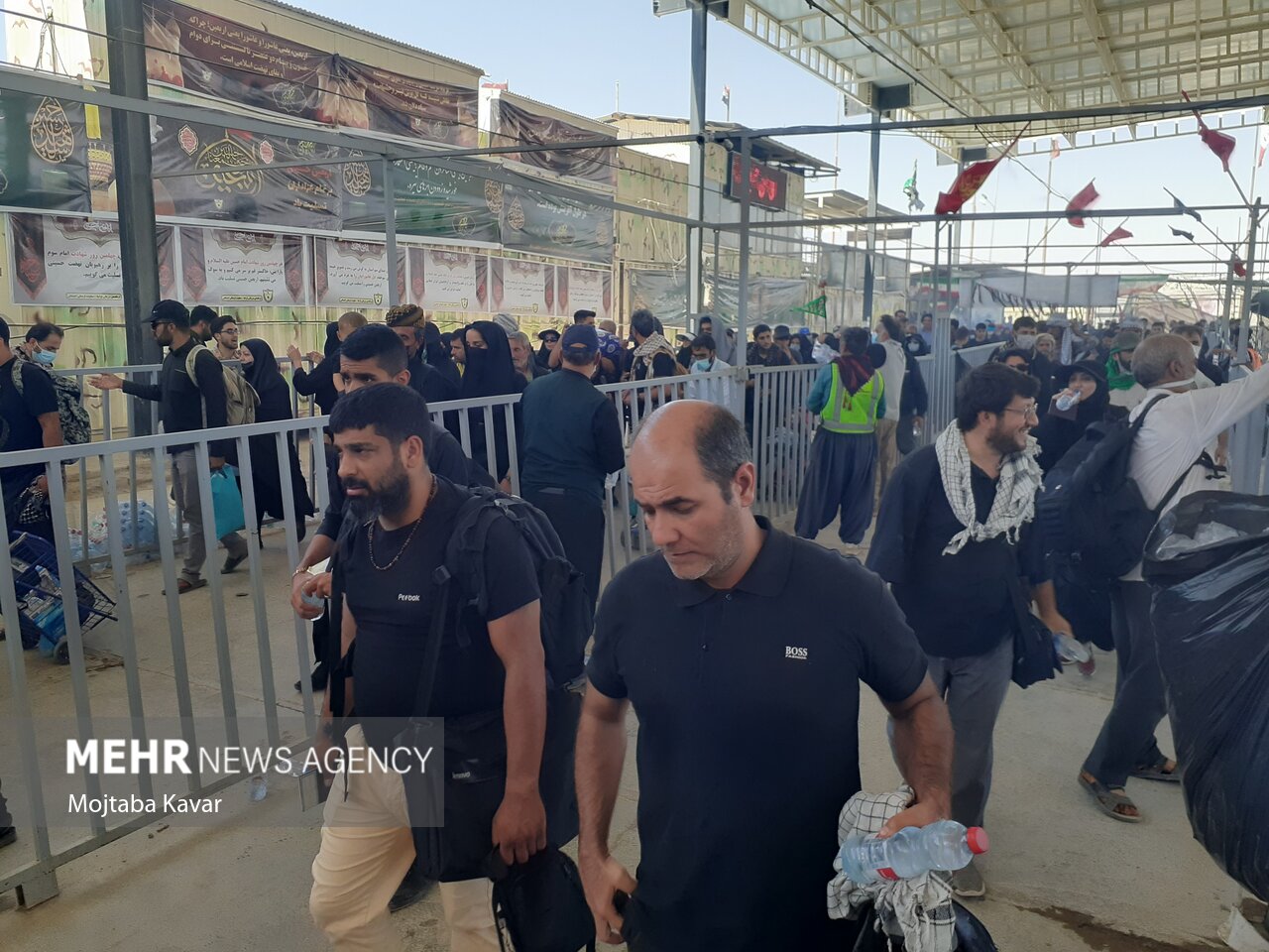 تردد روان زائران کربلا در مرز مهران طی ظهر پنجشنبه
