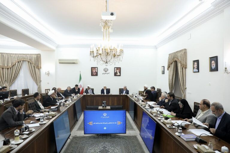 عارف: مسائل اجتماعی و فرهنگی نباید حکومتی شود