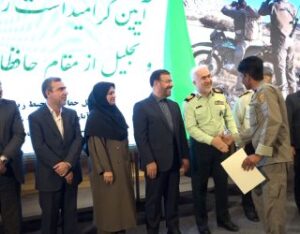 دستی از مهر بر شانه های مردان طبیعت