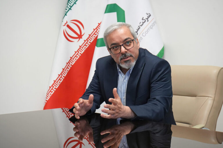 به گزارش تیترنا: در سال‌های اخیر، صنعت ایران چهره‌ای شاخص در این عرصه شناخته است؛ سیدعلیرضا سیاسی‌راد. او از جمله مدیرانی است که در مسیر علمی، حرفه‌ای و اجرایی، ترکیب منحصربه‌فردی از دانش آکادمیک، تجربه صنعتی و درک سیاستگذاری کلان را به نمایش گذاشته است.