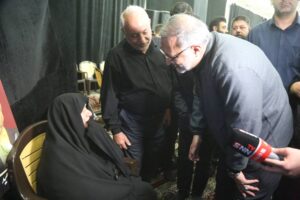 ادای احترام زاکانی و نیکزاد به مادر چهار شهید