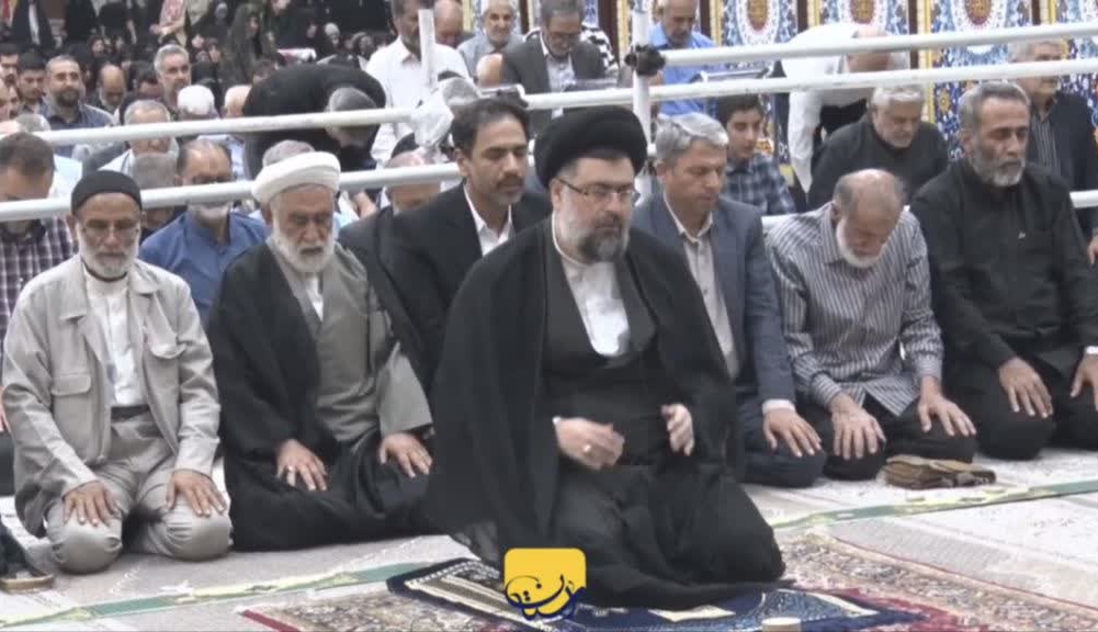اقامه نماز ظهر و عصر به امامت حجت‌الاسلام والمسلمین سید یاسر خمینی در مراسم سی‌وهفتمین سالگرد ارتحال امام خمینی(س)