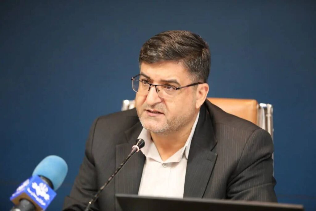 به گزارش تیترنا: باور قلبی او بر «اقدامات کوچک با اثرات بزرگ» استوار است؛ به این معنی که شاید خیلی از کارها در نگاه اول ساده به نظر برسند، اما وقتی عمقِ تأثیرشان را می‌بینیم، متوجه می‌شویم که چه گره‌های بزرگی را از کار مردم باز کرده‌اند.