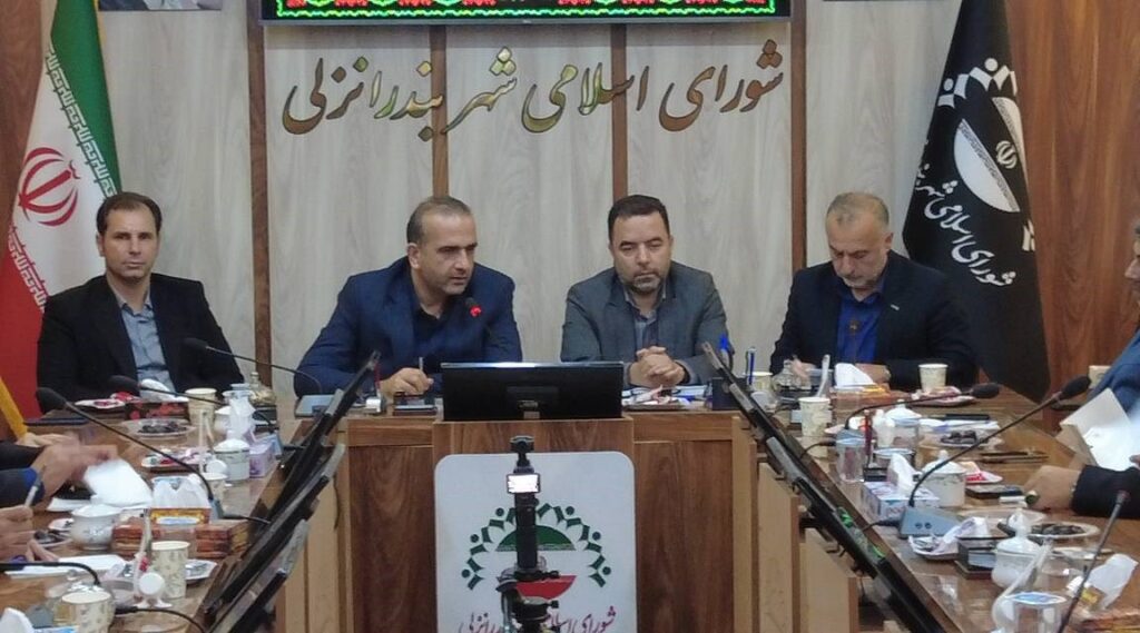 به گزارش تیترنا به نقل از روابط عمومی و امور بین‌الملل سازمان منطقه آزاد انزلی، مراسم امضای توافق‌نامه همکاری میان سازمان منطقه آزاد انزلی و شهرداری بندرانزلی با حضور مصطفی طاعتی‌مقدم، رئیس هیئت‌مدیره و مدیرعامل به همراه معاونین سازمان ، حسن کاظم پور، دادستان شهرستان بندر انزلی، صادق صادق‌پور، شهردار بندرانزلی، شعبان جعفری، رئیس شورای اسلامی شهر بندرانزلی و جمعی از اعضای شورای اسلامی شهر برگزار شد.