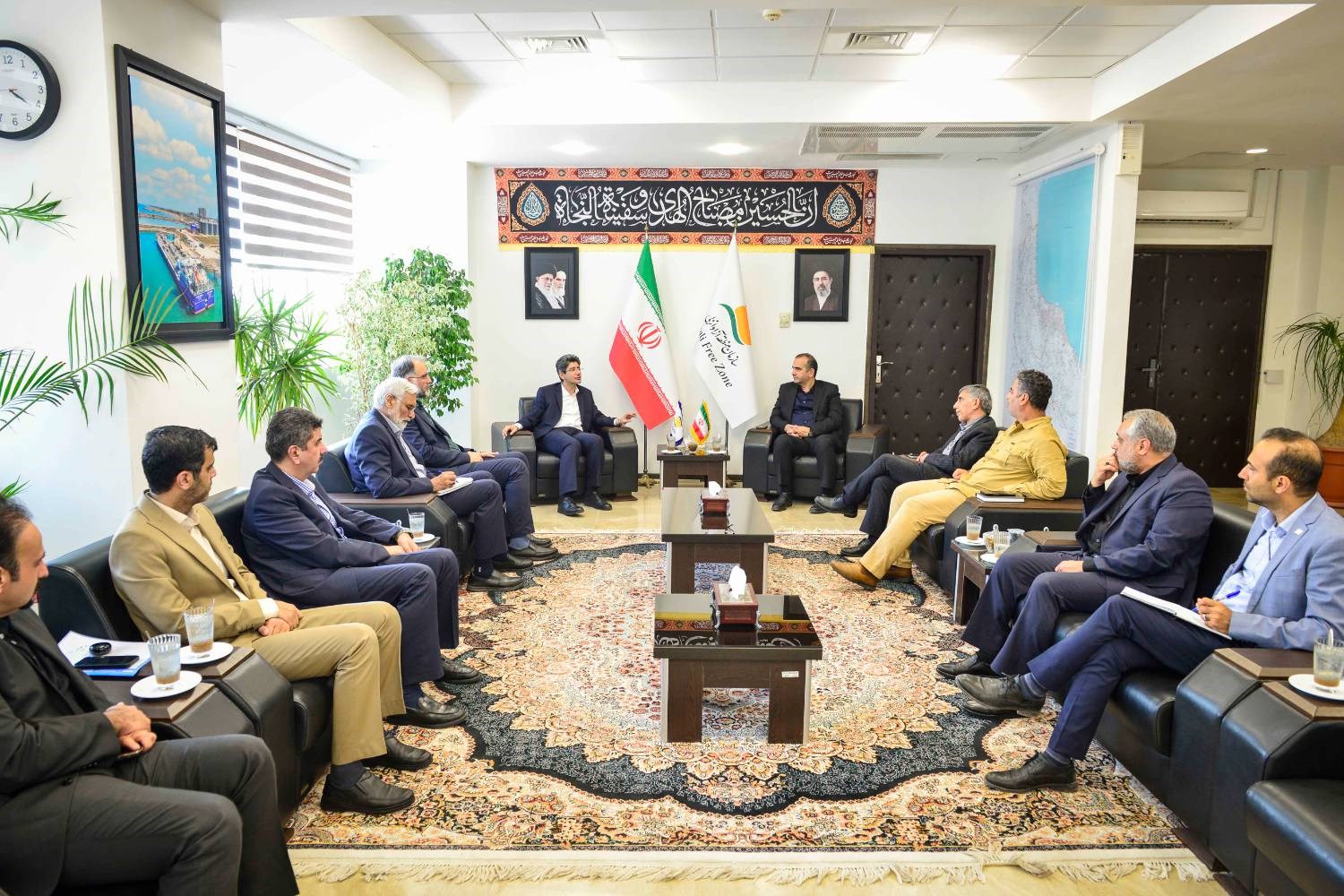 به گزارش  تیترنا به نقل از روابط عمومی و امور بین‌الملل سازمان منطقه آزاد انزلی، مصطفی طاعتی‌مقدم، رئیس هیئت‌مدیره و مدیرعامل سازمان، در نشست مشترک با اعضای هیئت‌مدیره، معاونان و مدیران ارشد گروه کشتیرانی جمهوری اسلامی ایران، راهکارهای توسعه همکاری‌های مشترک در حوزه‌های بندری، حمل‌ونقل دریایی، لجستیک و ترانزیت کالا را بررسی کرد.