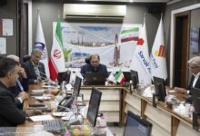 به گزارش تیترنا به نقل از روابط عمومی اهداف، در ابتدای نشست، حمیدرضا توسلی، مدیرعامل شرکت مهندسی و توسعه سروک آذر، ضمن خیرمقدم به حاضران، به تشریح پیچیدگی‌های زمین‌شناسی و عملیات حفاری در فاز نخست توسعه میدان نفتی آذر پرداخت و بر نقش بی‌بدیل توان و تحقق فنی مهندسی داخلی، بهره‌گیری از نیروی متخصص بومی و حجم قابل‌توجه سرمایه‌گذاری انجام‌شده در این فاز تأکید کرد. وی در ادامه، مدیران ارشد حاضر در جلسه را معرفی کرد.