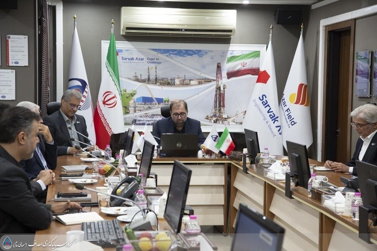 به گزارش تیترنا به نقل از روابط عمومی اهداف، در ابتدای نشست، حمیدرضا توسلی، مدیرعامل شرکت مهندسی و توسعه سروک آذر، ضمن خیرمقدم به حاضران، به تشریح پیچیدگیهای زمینشناسی و عملیات حفاری در فاز نخست توسعه میدان نفتی آذر پرداخت و بر نقش بیبدیل توان و تحقق فنی مهندسی داخلی، بهرهگیری از نیروی متخصص بومی و حجم قابلتوجه سرمایهگذاری انجامشده در این فاز تأکید کرد. وی در ادامه، مدیران ارشد حاضر در جلسه را معرفی کرد.