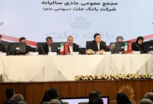 به گزارش تیترنا به نقل از صدای پتروشیمی، سهامداران بانک ملت در مجمع عمومی عادی سالیانه این بانک، با تصویب صورت‌های مالی سال منتهی به اسفندماه ۱۴۰۴، عملکرد این بانک را مورد تأیید قرار دادند؛ بانکی که در سال‌های اخیر به عنوان یکی از تأمین‌کنندگان مالی و بانک‌های پیشرو در حوزه نفت، گاز و پتروشیمی، نقش مهمی در حمایت از پروژه‌های بزرگ این صنعت ایفا کرده است.