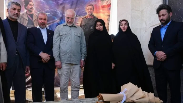 ادای احترام قالیباف به سردار مقاومت ملی رئیسعلی دلواری در نجف اشرف