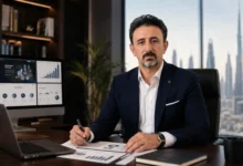 در شرایطی که بسیاری از صاحبان کسب‌وکار نمی‌دانند مسیر را ادامه دهند یا تغییر دهند، حامد مهدی‌زاده ریشه اصلی مشکلات را نه در کمبود سرمایه، بلکه در نقطه شروع اشتباه می‌داند. او در این گفتگو از تحقیق بازار، مشاوران واقعی، جذب سرمایه و پلتفرم‌هایی که برای حل این چالش‌ها راه‌اندازی کرده سخن می‌گوید.